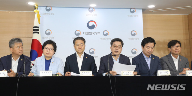 【서울=뉴시스】임태훈 기자 = 김동연 경제부총리 겸 기획재정부 장관이 18일 오전 서울 종로구 정부서울청사에서 관계부처&nbsp; '하반기 경제정책방향 및 저소득층 맞춤형 일자리·소득 지원대책' 등을 발표하고 있다.&nbsp; 왼쪽부터 이인호 산업통상자원부 차관, 정현백 여성가족부 장관, 박능후 보건복지부 장관, 김 부총리, 홍종학 중소벤쳐기업부 장관, 김상조 공정거래위원장. 2018.07.18.&nbsp; taehoonlim@newsis.com