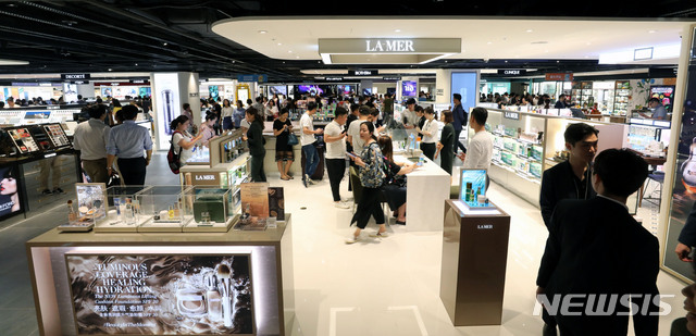 【서울=뉴시스】박주성 기자 = 18일 오전 서울 서초구 신세계백화점 강남점에 면세점이 개점해 관광객들이 쇼핑을 하고 있다. 신세계백화점은 신세계면세점 강남점을 통해 다국적 외국인 고객 유입이 크게 늘 것으로 기대한다고 밝혔다. 2018.07.18. park7691@newsis.com