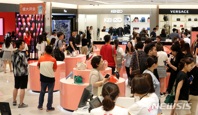 【서울=뉴시스】박주성 기자 = 18일 오전 서울 서초구 신세계백화점 강남점에 면세점이 개점해 관광객들이 쇼핑을 하고 있다. 신세계백화점은 신세계면세점 강남점을 통해 다국적 외국인 고객 유입이 크게 늘 것으로 기대한다고 밝혔다. 2018.07.18. park7691@newsis.com