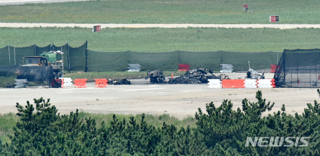 【포항=뉴시스】우종록 기자 = 18일 오후 경북 포항시 남구 해군 6항공전단 활주로에 추락한 해병대 1사단 상륙기동헬기 마린온의 잔해가 남겨져 있다. 지난 17일 오후 4시 46분께 정비를 마친 마린온 헬기 1대가 시험비행 중 10m 높이에서 추락하는 사고가 발생해 탑승한 조종사 등 5명이 숨지고 1명이 부상당했다. 2018.07.18. wjr@newsis.com