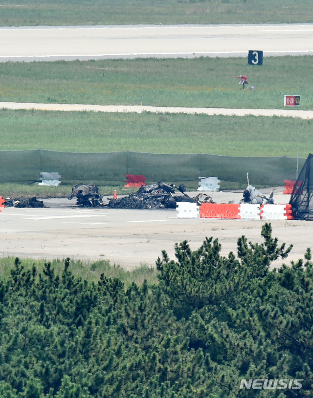 【포항=뉴시스】우종록 기자 = 18일 오후 경북 포항시 남구 해군 6항공전단 활주로에 추락한 해병대 1사단 상륙기동헬기 마린온의 잔해가 남겨져 있다. 지난 17일 오후 4시 46분께 정비를 마친 마린온 헬기 1대가 시험비행 중 10m 높이에서 추락하는 사고가 발생해 탑승한 조종사 등 5명이 숨지고 1명이 부상당했다. 2018.07.18. wjr@newsis.com