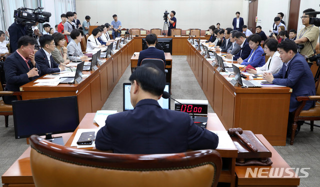 【서울=뉴시스】홍효식 기자 = 18일 오후 서울 여의도 국회 본청 보건복지위원회 회의실에서 이명수 위원장 주재로 간사선임의 건 관련 전체회의가 진행되고 있다. 2018.07.18. yesphoto@newsis.com