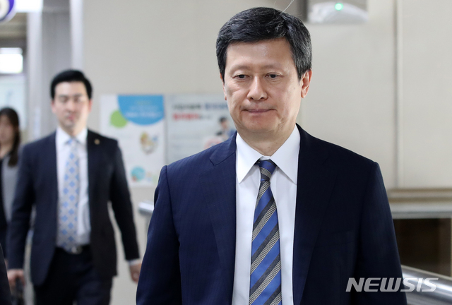 【서울=뉴시스】김선웅 기자 = 신동주 전 일본롯데홀딩스 부회장이 지난 7월18일 오후 서울 서초구 서울고등법원에서 열린 롯데 오너 일가 비리 사건 항소심 9차 공판을 마친 후 법원을 나서고 있다. 2018.07.18. mangusta@newsis.com