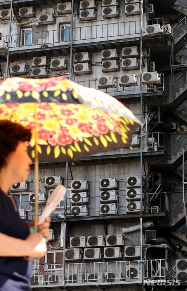 【서울=뉴시스】고범준 기자 = 전국 대부분 지역에 폭염경보가 발효 중인 가운데 18일 오후 서울 중구 남대문로의 한 건물 외벽에 에어컨 실외기가 설치되어 있다. 2018.07.18. bjko@newsis.com