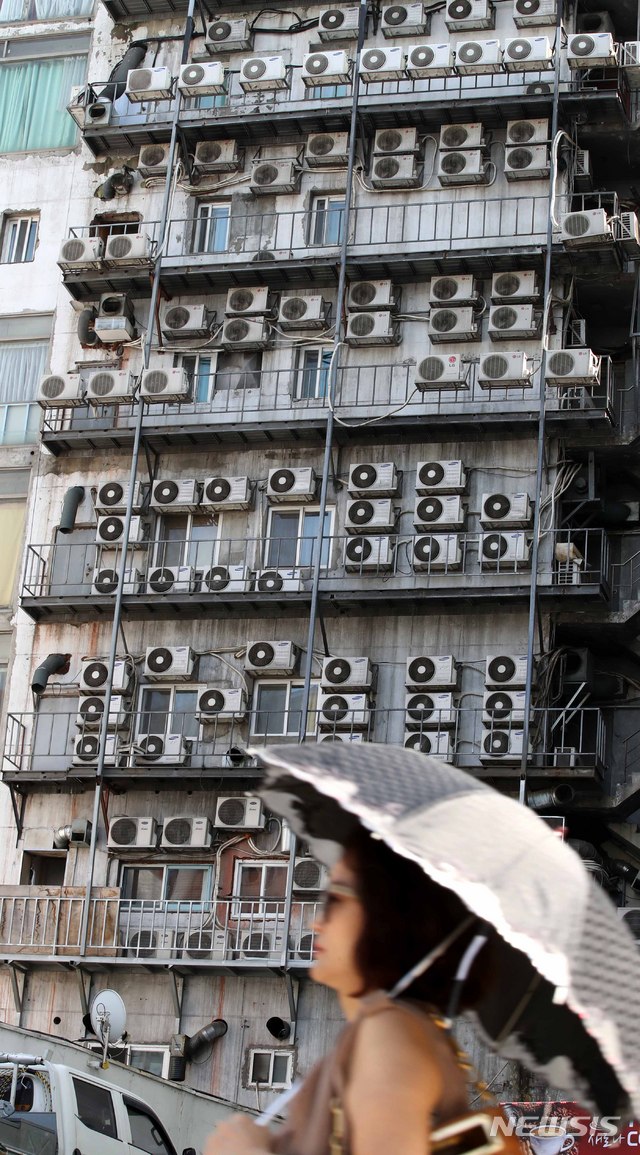 【서울=뉴시스】고범준 기자 = 전국 대부분 지역에 폭염경보가 발효 중인 가운데 18일 오후 서울 중구 남대문로의 한 건물 외벽에 에어컨 실외기가 설치되어 있다. 2018.07.18. bjko@newsis.com