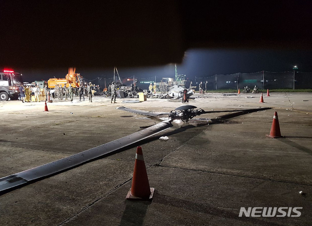 【서울=뉴시스】 해병대사령부는 18일 경북 포항에서 발생한 마린온 추락사고 현장 사진을 공개했다. 2018.07.18. (사진=해병대사령부 제공)&nbsp; photo@newsis.com 