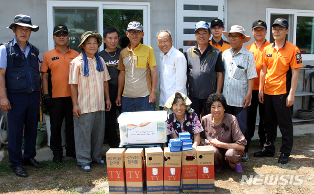【광주=뉴시스】신대희 기자 = 18일 광주 북부소방서 직원들이 최근 화재 피해를 입은 북구 생용동 한 주택을 찾아 주택용 소방시설 설치 촉진을 위한 화재 예방 캠페인을 펼쳤다. 2018.07.18. (사진 = 광주 북부소방 제공)&nbsp; photo@newsis.com
