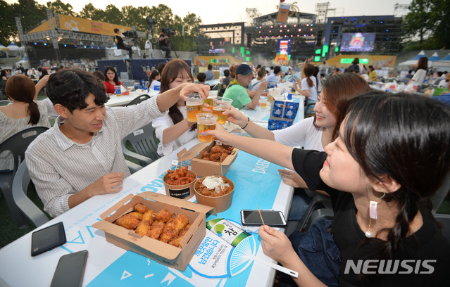 【대구=뉴시스】우종록 기자 = 18일 오후 대구시 달서구 두류공원 일대에서 열린 ‘2018 대구 치맥페스티벌’ 행사장을 찾은 시민들이 시원한 맥주와 다양한 치킨을 맛보며 축제를 즐기고 있다. 2018.07.18. wjr@newsis.com