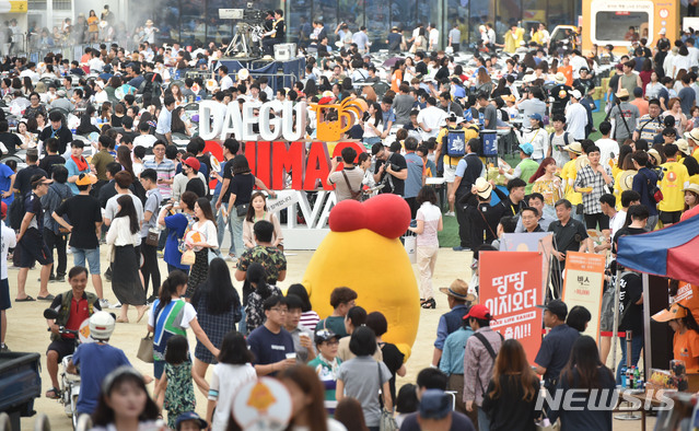 【대구=뉴시스】우종록 기자 = 18일 오후 대구시 달서구 두류공원 일대에서 열린 ‘2018 대구 치맥페스티벌’ 행사장을 찾은 시민들이 시원한 맥주와 다양한 치킨을 맛보며 축제를 즐기고 있다. 2018.07.18. wjr@newsis.com