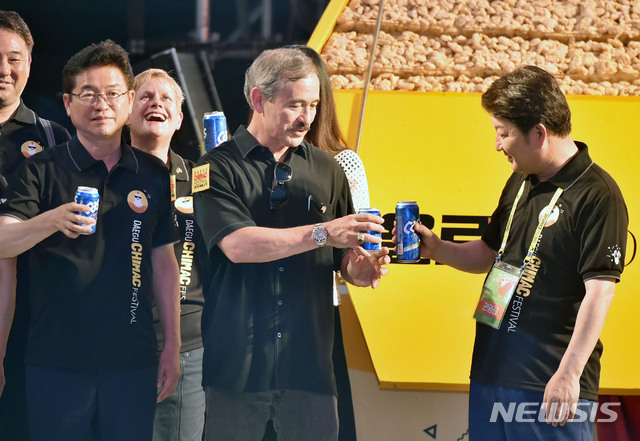 【대구=뉴시스】우종록 기자 = 해리 해리스(가운데) 주한 미국대사가 18일 오후 대구시 달서구 두류공원 일대에서 열린 ‘2018 대구 치맥페스티벌’ 행사장을 찾아 권영진 대구시장과 축제를 즐기고 있다. 오른쪽은 이철우 경북도지사. 2018.07.18. wjr@newsis.com