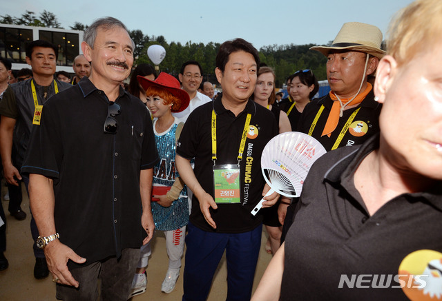 【대구=뉴시스】우종록 기자 = 해리 해리스(왼쪽) 주한 미국대사가 18일 오후 대구시 달서구 두류공원 일대에서 열린 ‘2018 대구 치맥페스티벌’ 행사장을 찾아 권영진 대구시장과 축제를 즐기고 있다. 2018.07.18.&nbsp; wjr@newsis.com