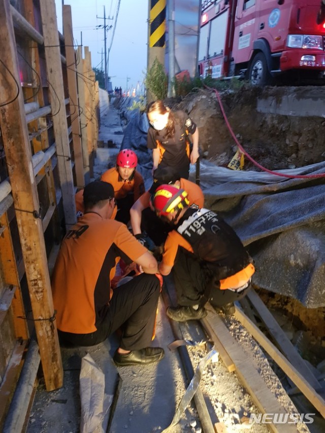 칠곡 경호천 도로서 1t 트럭 전도…50대 운전자 숨져