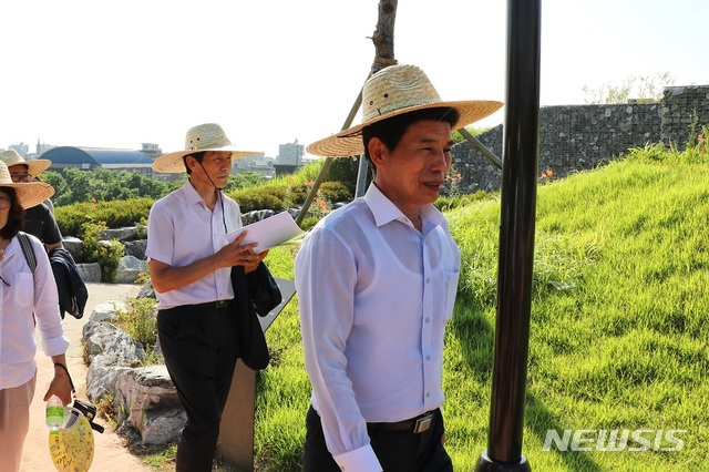 '우수 사례'로 알려진 오이도선사유적공원을 둘러보는 견학단. 