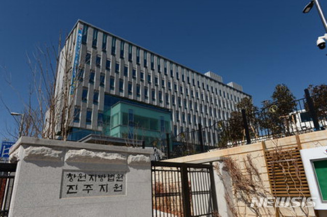 친구시켜 어머니 살해한 혐의로 기소된 아들은 '무죄' 