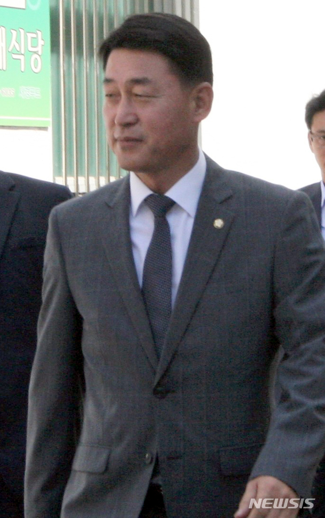 【춘천=뉴시스】박종우 기자 = 19일 오후 황영철 자유한국당 의원이 공직선거법 및 정치자금법 위반 혐의를 받고 있는 가운데 1심 결심 공판에 참석하기 위해 강원 춘천시 효자동 춘천지방법원 101호 법정으로 향하고 있다. 2018.7.19.&nbsp; jongwoo425@newsis.com