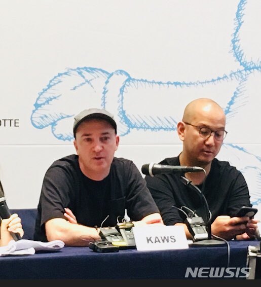 【서울=뉴시스】 박현주 미술전문기자 = 19일 서울 잠실 롯데월드타워 스타이 31 스카이룸에서 열린 '카우스:홀리데이' 기자회견에 참석한 미국출신 팝아티스트 카우스(본명 브라이언 도넬리)가 석촌호수에 띄운 초대형 '컴패니언'에 대해 설명하고 있다.