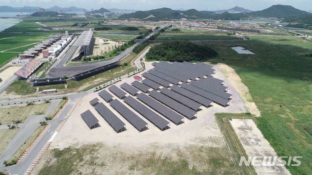 【무안=뉴시스】배상현 기자 = 전남개발공사는 전남 영암KIC태양광발전소가 지난 9개월간의 인허가 및 설치공사를 마치고 상업발전을 시작했다고 19일 밝혔다. 2018.07.19 (사진=전남개발공사 제공) praxis@newsis.com