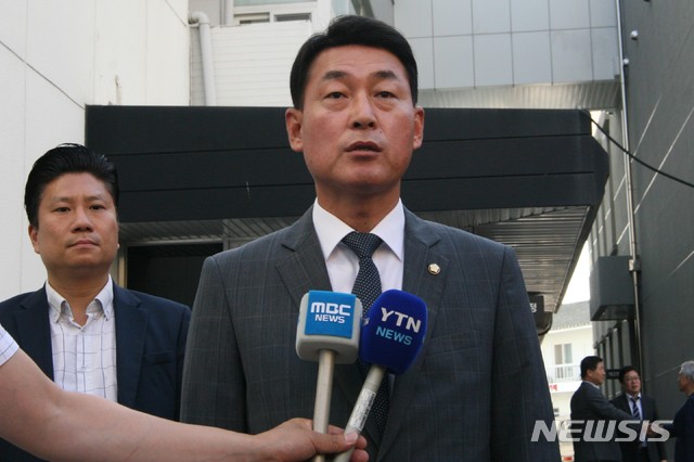 【춘천=뉴시스】박종우 기자 = 19일 황영철 자유한국당 의원이 강원 춘천시 춘천지방법원에서 인터뷰를 하고 있다. 2018.7.19. jongwoo425@newsis.com