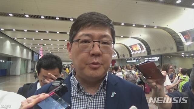 【서울=뉴시스】김홍걸 민화협 의장이 19일 중국 베이징 서우두 공항에서 취재진과 인터뷰하고 있다. (사진출처: NHK 캡처) 2018.07.19.