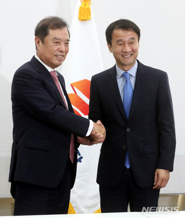 【서울=뉴시스】박영태 기자 = 김병준 자유한국당 혁신 비대위원장이 19일 오전 서울 영등포구 여의도 국회를 예방한 한병도 청와대 정무수석을 만나 악수를 나누고 있다. 2018.07.19.since1999@newsis.com