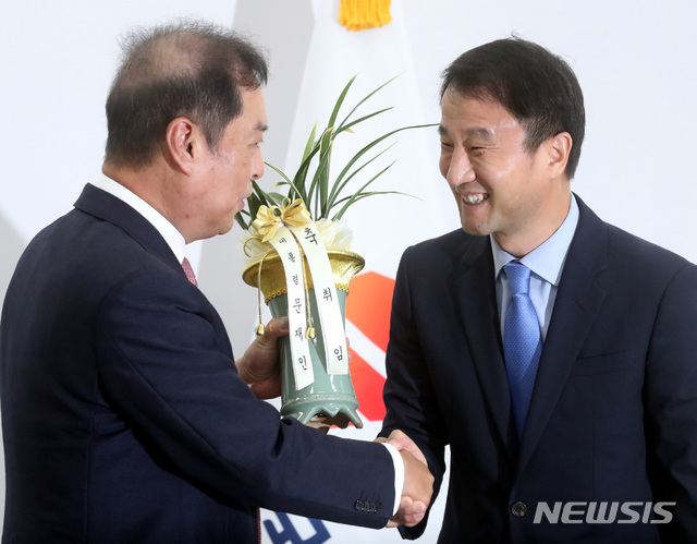 【서울=뉴시스】박영태 기자 = 김병준 자유한국당 혁신 비대위원장이 19일 오전 서울 영등포구 여의도 국회를 예방한 한병도 청와대 정무수석으로부터 문재인 대통령의 축하난을 전달받고 있다. 2018.07.19.since1999@newsis.com