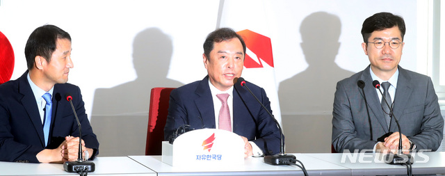 【서울=뉴시스】박영태 기자 = 김병준 자유한국당 혁신 비대위원장이 19일 오전 서울 영등포구 여의도 국회를 예방한 한병도 청와대 정무수석, 송인배 정무비선관을 만나 인사말을 하고 있다. 2018.07.19. since1999@newsis.com