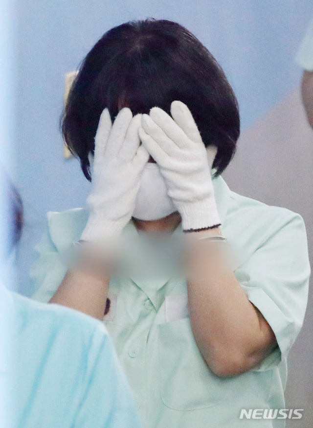 【서울=뉴시스】김진아 기자 = 지난 7월19일 오전 서울 서초구 서울고등법원에서 최유정 변호사가 자신의 변호사법 위반 혐의 파기환송심 선고 기일에 참석하고 있다. 2017.07.19. bluesoda@newsis.com