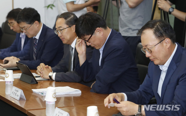 【서울=뉴시스】최동준 기자 = 19일 서울 송파구 한국철강협회에서 열린 EU 철강 세이프가드 민관 대책회의에서 참석자들이 문승욱 산업통상자원부 산업혁신성장실장의 인사말을 듣고 있다.오른쪽부터 김경석 현대제철 상무, 이민철 한국철강협회 부회장, 도한의 포스코 상무, 조영빈 세아제강 이사. 2018.07.19. photocdj@newsis.com