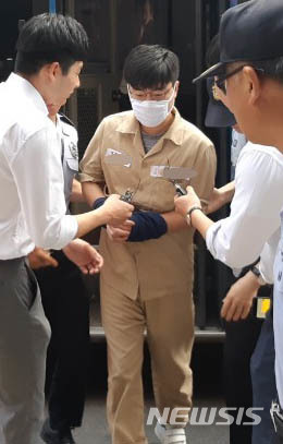 【서울=뉴시스】옥성구 기자 = '드루킹 댓글 조작 의혹'사건으로 재판에 넘겨진 '서유기' 박모씨가 19일 특검 사무실에 출석하고 있다. 2018.07.19.&nbsp; castlenine@newsis.com 