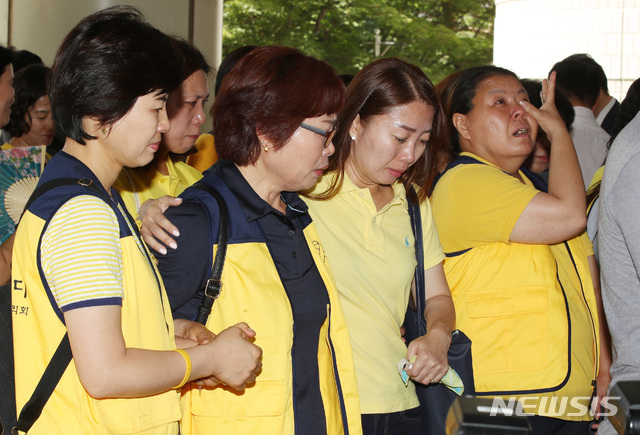 【서울=뉴시스】김진아 기자 = 유경근 4·16 세월호가족협의회 집행위원장과 유족들이 19일 서울 서초구 서울중앙지방법원에서 국가와 세월호 선사인 청해진해운을 상대로 제기한 손해배상 청구 1심 선고에서 승소한 뒤 기자회견을 하던 중 유족들이 울먹이고 있다. 2017.07.19. bluesoda@newsis.com