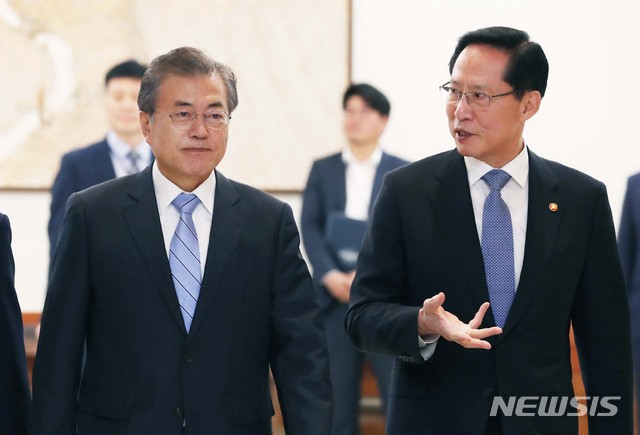 【서울=뉴시스】박진희 기자 = 문재인 대통령이 19일 오전 청와대에서 열린 심승섭 해군참모총장 진급 및 보직 신고를 위해 송영무 국방부 장관과 함께 충무실로 향하고 있다. 2018.07.19. pak7130@newsis.com