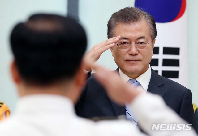 문재인 대통령, 심승섭 해군참모총장 진급 및 보직 신고【서울=뉴시스】박진희 기자 = 문재인 대통령이 19일 오전 청와대 충무실에서 심승섭 해군참모총장 진급 및 보직 신고를 받고 있다. 2018.07.19. pak7130@newsis.com