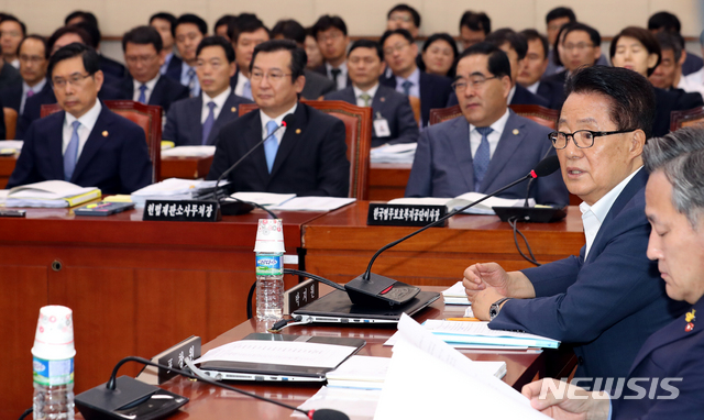 【서울=뉴시스】이종철 기자 = 19일 오전 서울 여의도 국회에서 열린 법사위 전체회의에서 민주평화당의 박지원 의원이 회의 진행에 대해 의견을 말하고 있다. 2018.07.19. jc4321@newsis.com