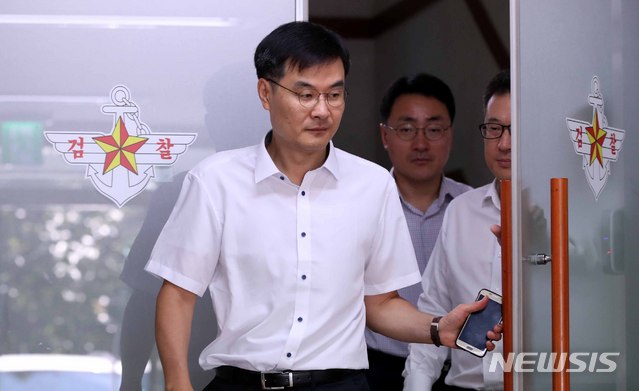 【서울=뉴시스】고범준 기자 = 국군기무사령부의 세월호 민간 사찰 및 촛불집회 계엄령 검토 문건 작성 의혹 등 수사가 진행되고 있는 지난 19일 오전 서울 용산구 국방부검찰단 별관 사무실에서 전익수 특별수사단장이 사무실을 나오고 있다. 2018.07.19. bjko@newsis.com