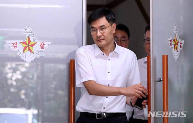 【서울=뉴시스】고범준 기자 = 국군기무사령부의 세월호 민간 사찰 및 촛불집회 계엄령 검토 문건 작성 의혹 등 수사가 진행되고 있는 19일 오전 서울 용산구 국방부검찰단 별관 사무실에서 전익수 특별수사단장이 사무실을 나오고 있다. 2018.07.19.&nbsp; bjko@newsis.com