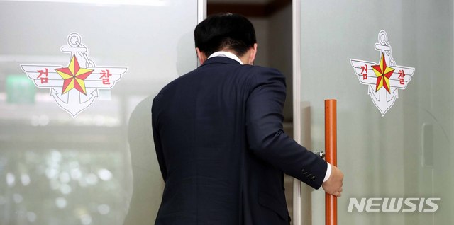 【서울=뉴시스】고범준 기자 = 국군기무사령부의 세월호 민간 사찰 및 촛불집회 계엄령 검토 문건 작성 의혹 등 수사가 진행되고 있는 지난 19일 오전 서울 용산구 국방부검찰단 별관 사무실에서 관계자들이 드나들고 있다. 2018.07.19. bjko@newsis.com