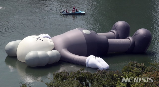 【서울=뉴시스】김선웅 기자 = 19일 오후 서울 송파구 석촌호수에서 롯데와 송파구가 함께한 팝 아티스트 '카우스(KAWS)'의 공공 미술 프로젝트 '카우스:홀리데이 코리아(KAWS:HOLIDAY KOREA)'가 전시되고 있다. ‘카우스:홀리데이(KAWS:HOLIDAY)’는 길이 28M(세로), 25M(가로), 5M(높이)의 독창적인 캐릭터를 활용해 ‘일상으로부터 탈출해 모든 것을 잊고 세상을 바라보며 휴식을 취하는 모습’을 표현한다. 전시는 다음달 19일까지 관람할 수 있다. 2018.07.19. photo@newsis.com