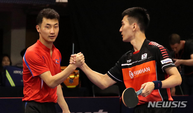 【대전=뉴시스】추상철 기자 = 2018 코리아오픈 탁구대회가 열린 19일 오후 대전 충무체육관에서 남자복식 본선 16강에 출전한 남북단일팀 이상수(남측)-박신혁이 독일-슬로바키아 단일팀에 승리한 후 기뻐하고 있다. 2018.07.19. scchoo@newsis.com
