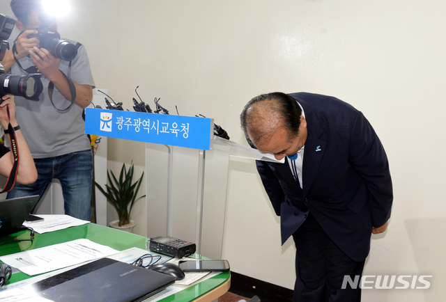 【광주=뉴시스】맹대환 기자 = 장휘국 광주시교육감이 19일 오후 시교육청 브리핑룸에서 기자회견을 갖고 최근 광주 모 사립고교에서 발생한 3학년 중간·기말고사 시험지 유출에 대해 사과의 뜻을 밝히고 있다. 2018.07.19&nbsp; mdhnews@newsis.com