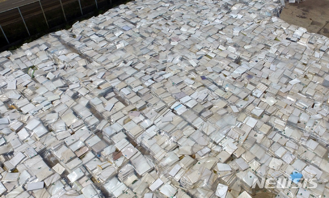 【당진=뉴시스】19일 충남 당진시 송악읍 고대리 고철야적장에 1만7000여개의 대진침대 라돈 매트리스가 야적돼 있다. 지역 주민들의 해체작업 수용으로 오는 23일 부터 대규모 인원이 투입돼 해체작업이 이뤄질것으로 알려졌다. 2018.07.19.&nbsp;&nbsp; photo@newsis.com