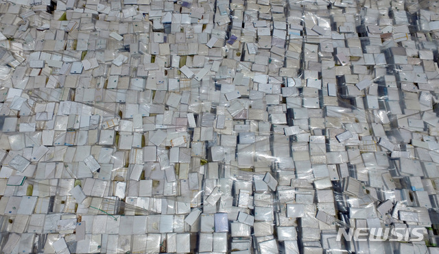 【당진=뉴시스】19일 충남 당진시 송악읍 고대리 고철야적장에 1만7000여개의 대진침대 라돈 매트리스가 야적돼 있다. 지역 주민들의 해체 작업 수용으로 오는 23일부터 대규모 인원이 투입돼 해체 작업이 이뤄질 것으로 알려졌다. 2018.07.19.&nbsp; photo@newsis.com