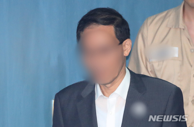 【서울=뉴시스】김진아 기자 = 드루킹의 핵심 멤버인 도모 변호사가 노회찬 정의당 원내대표에게 불법 정치자금을 건넨 혐의로 구속 전 피의자 심문(영장실질심사)를 받기 위해 19일 오후 서울 서초구 서울중앙지방법원에 출석하고 있다. 2017.07.19. bluesoda@newsis.com