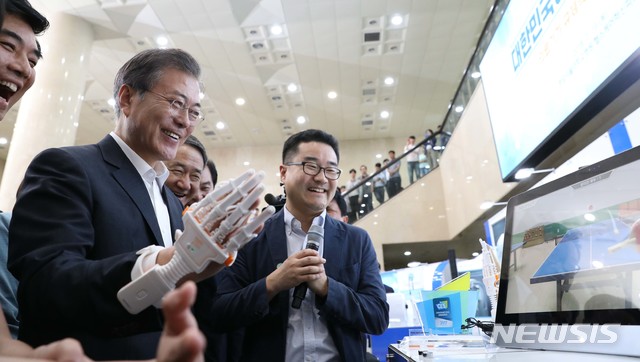 【성남=뉴시스】전신 기자 = 문재인 대통령이 19일 경기도 성남 분당서울대병원 헬스케어혁신파크를 방문해 네오펙트의 재활치료용 글러브를 체험하고 있다. 2018.07.19. photo1006@newsis.com