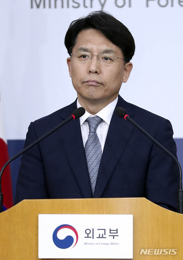 【서울=뉴시스】최진석 기자 = 노규덕 외교부 대변인이 19일 오후 서울 세종로 외교부청사에서 정례 브리핑을 하며 북한산 석탄 운송 선박에 관한 기자들의 질문을 들으며 고민하고 있다. 2018.07.19.&nbsp; myjs@newsis.com