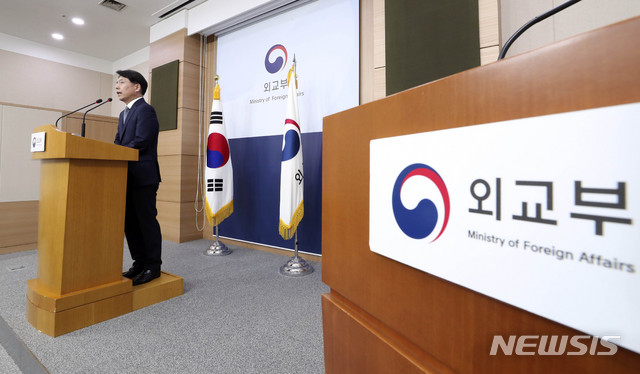 【서울=뉴시스】최진석 기자 = 노규덕 외교부 대변인이 19일 오후 서울 세종로 외교부청사에서 정례 브리핑을 하며 북한산 석탄 운송 선박에 관한 기자들의 질문에 답하고 있다. 2018.07.19.&nbsp; myjs@newsis.com