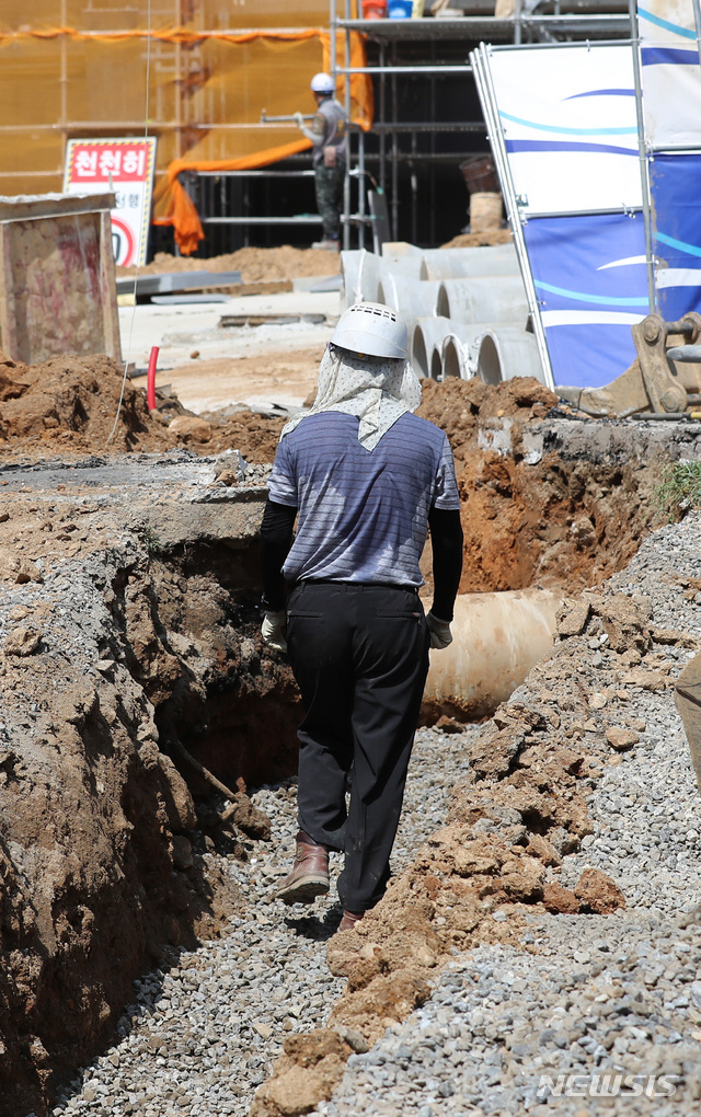【서울=뉴시스】이영환 기자 = 연일 불볕더위가 이어지며 서울과 전국 대부분의 지역에 폭염 경보가 내린 19일 오후 서울 동작구의 한 공사현장에서 관계자들이 작업을 하고 있다. 2018.07.19.&nbsp; 20hwan@newsis.com