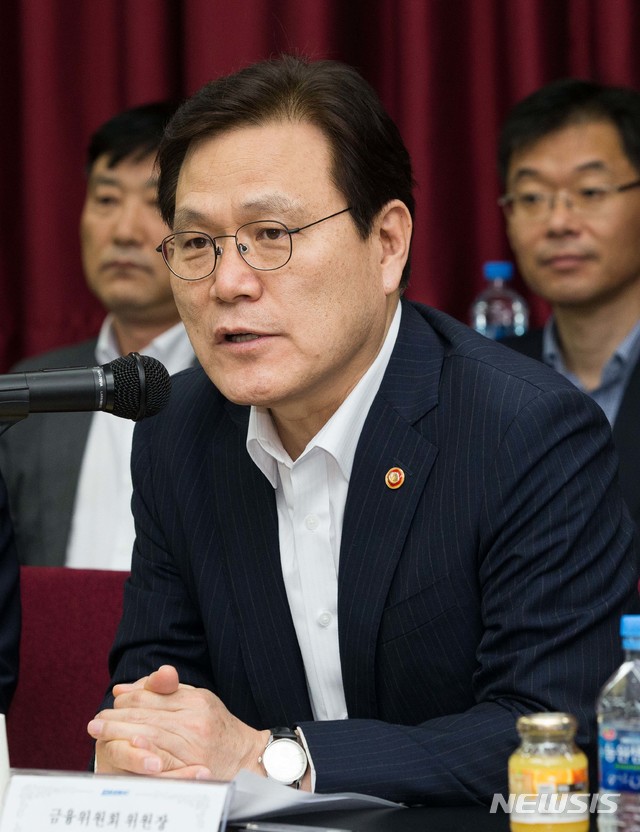 【서울=뉴시스】 최종구 금융위원장이 19일 전남 해남군에 위치한 중견조선사인 대한조선을 방문해 '조선기자재업체 현장간담회'를 하고 있다. 2018.07.19. (사진=금융위원회 제공) photo@newsis.com