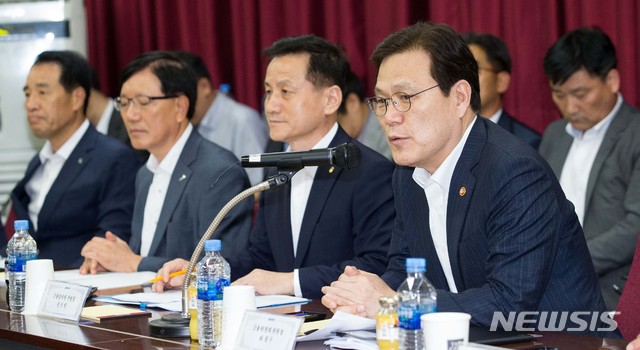 【서울=뉴시스】 최종구 금융위원장이 19일 전남 해남군에 위치한 중견조선사인 대한조선을 방문해 '조선기자재업체 현장간담회'를 하고 있다. 2018.07.19. (사진=금융위원회 제공) photo@newsis.com