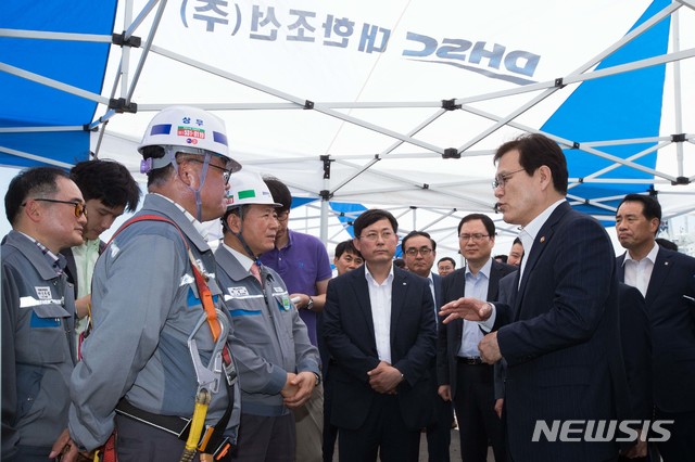 【서울=뉴시스】 최종구 금융위원장이 19일 전남 해남군에 위치한 중견조선사인 대한조선을 방문해 조선소 현황설명을 듣고 있다. 2018.07.19. (사진=금융위원회 제공) photo@newsis.com