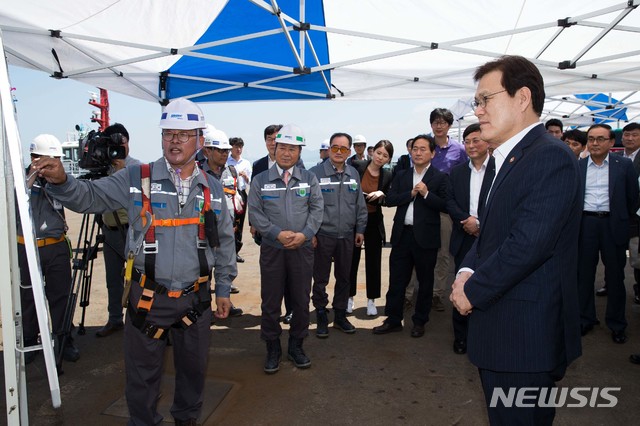 【서울=뉴시스】 최종구 금융위원장이 19일 전남 해남군에 위치한 중견조선사인 대한조선을 방문해 조선소 현황설명을 듣고 있다. 2018.07.19. (사진=금융위원회 제공) photo@newsis.com